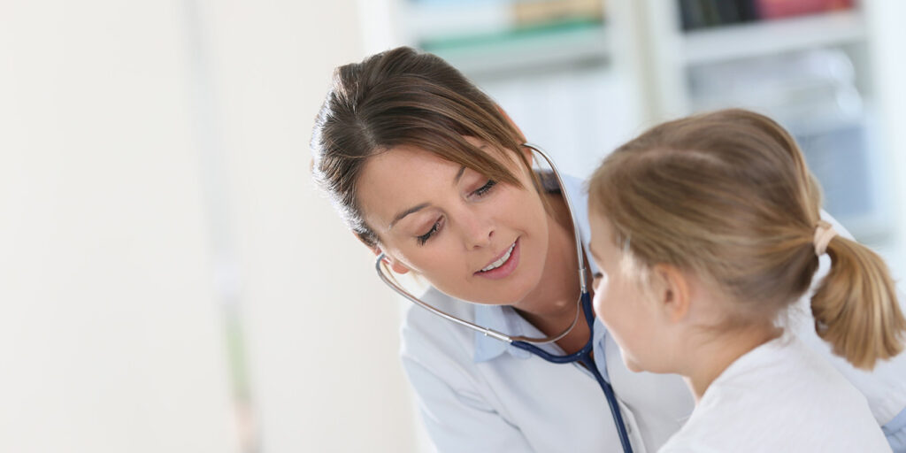 banner-young-doctor-with-child